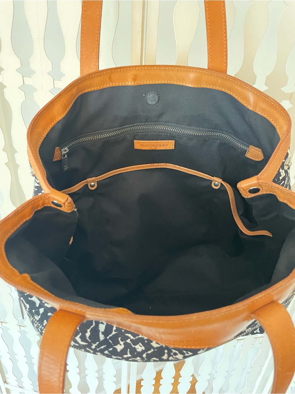 Large Marimekko Black & White Pattern Shoulder Purse with Tan Leather Trim - Picture 5 of 5